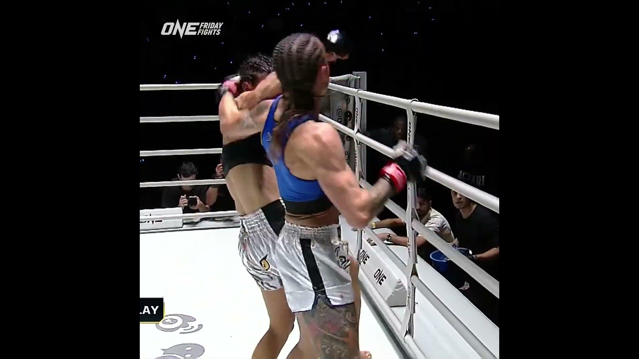 Natalia Diachkova  rocks Hannah Brady with a spinning backfist! ️ #ONEFridayFights32