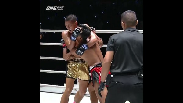 Yamin  stops Zhang Jinhu with a nasty elbow in Round 3!