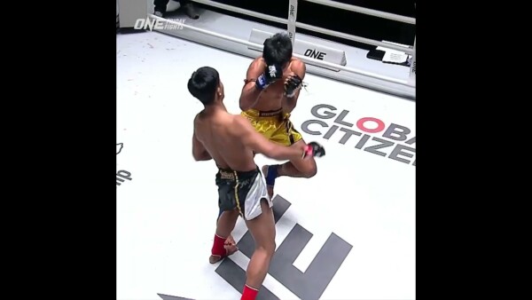 Batman  uppercuts Rungsangtawan’s lights out in Round 1!  #ONEFridayFights35