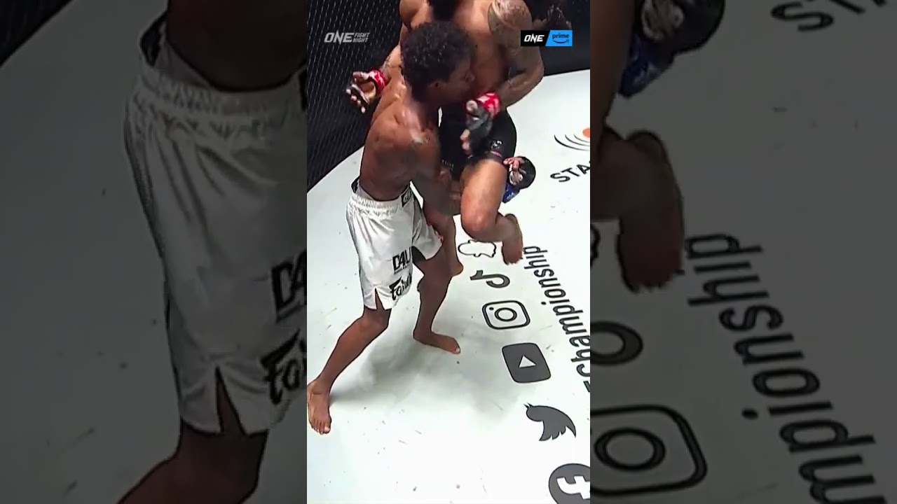 “Mighty Mouse” got some AIR on that knee ✈️