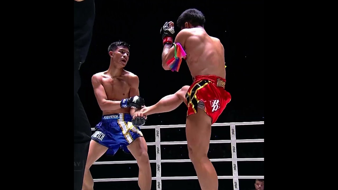 Petsaenchai  crumples Ngaopayak with a NASTY knee to the body!