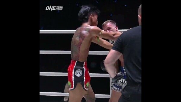 Singdomthong and Stephen Irvine slugged it out