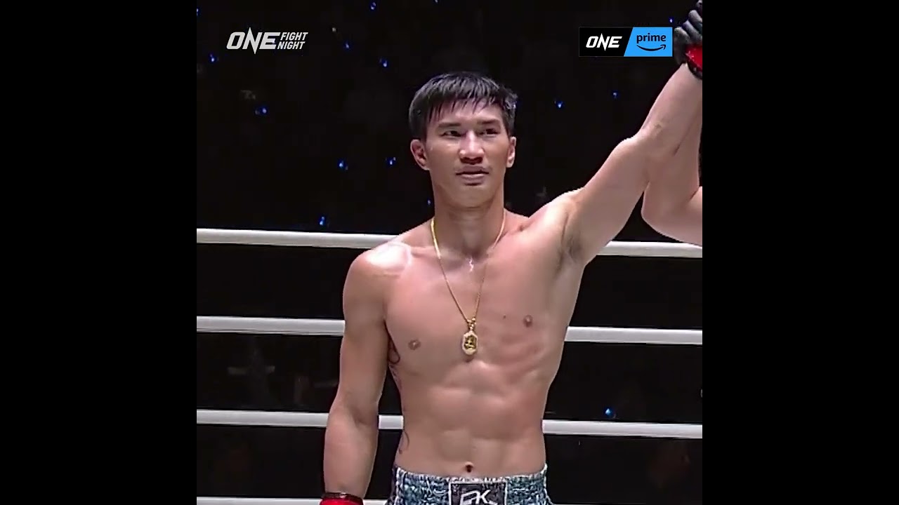 Tawanchai  takes the unanimous decision over “Smokin” Jo Nattawut! How did you score it?