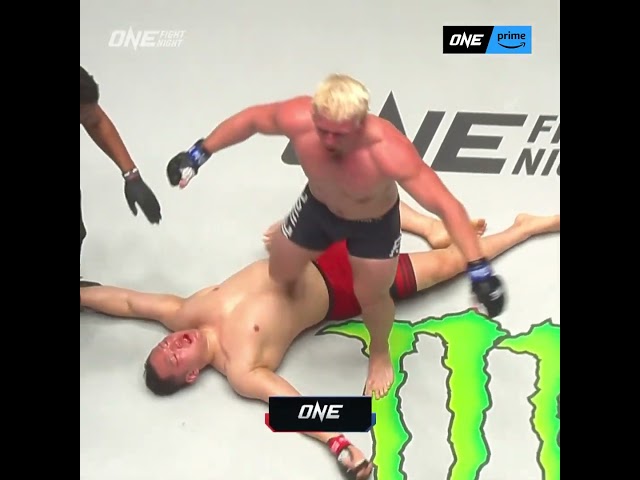 Ben Tynan STEAMROLLS Kang Ji Won en route to a third round submission win!