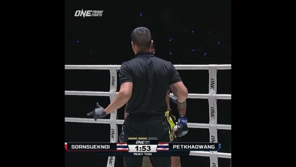 TEEING OFF  Sornsueknoi batters Petkhaowang for an emphatic TKO win!