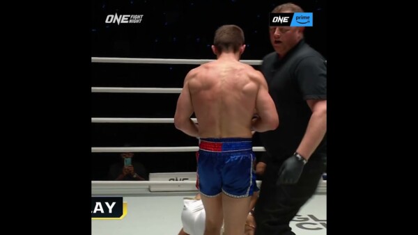 PERFECT KNEE  Jacob Smith shuts down Walter Goncalves in Round 1!