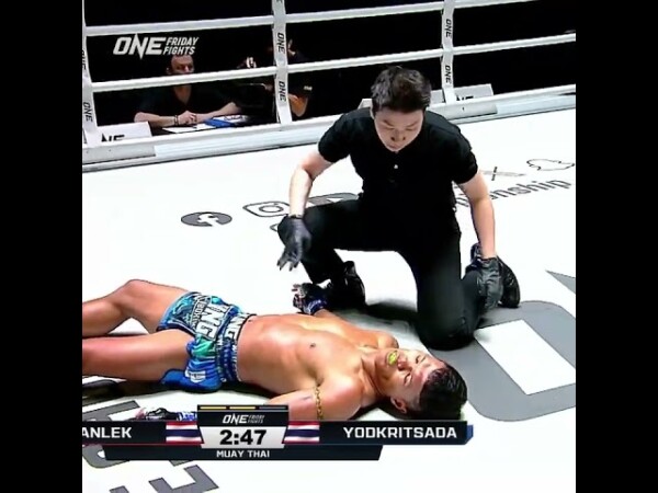 Starting off with a BANG  Suriyanlek KOs Yodkritsada 15 seconds into Round 2!
