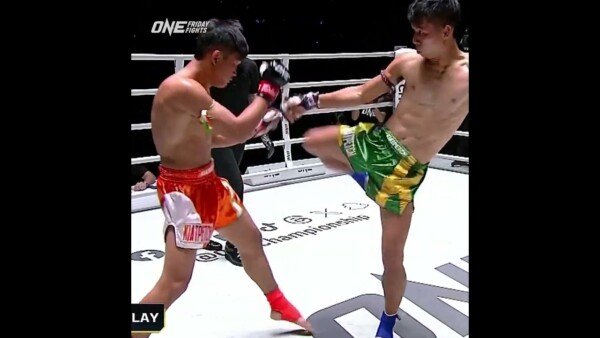 Aekkalak with a lightning fast head kick! ⚡️