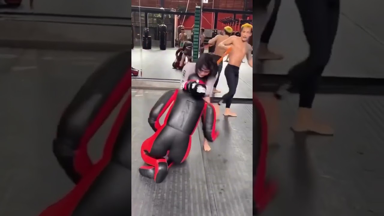 Crushing  Who has better clinch work between Stamp and Denice Zamboanga?