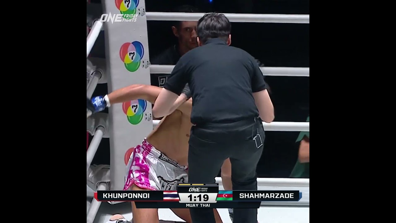 LIGHT ‘EM UP  Khunponnoi lands a KO combo!