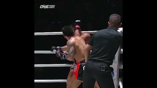 BLITZED ⚡️Panrit storms Kongklai with punches for the third round TKO!
