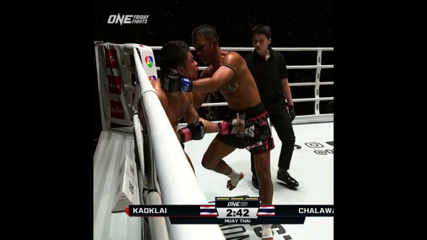 CRAZY COMEBACK  Chalawan KOs Kaoklai with a nasty combo!