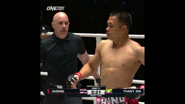 LEFT HOOK  Thant Zin lamps Jaising for the second round win!