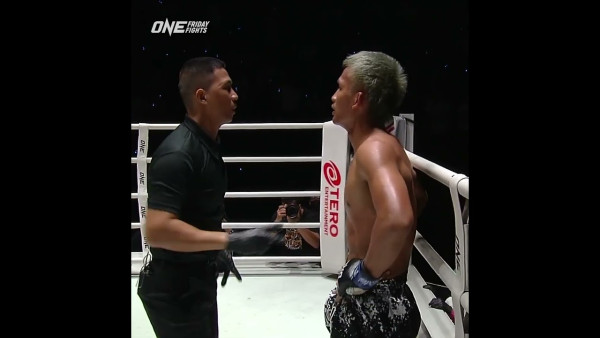 THE COMEBACK  Kongsuk roars back with two knockdowns in the final frame!