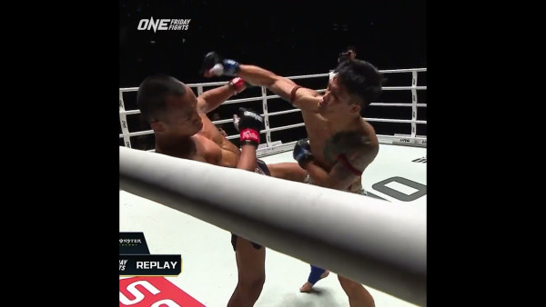 THUNDEROUS ⚡️ Petpattaya starches Got with an overhand right!
