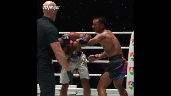 WHAT A FIGHT  Shadow scores a knockdown of his own in Round 3!