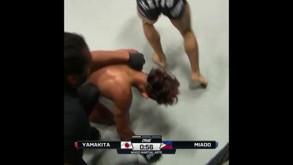 BULLDOG CHOKE  Keito Yamakita starts the night with a first round submission!