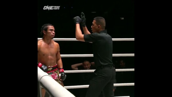 FIVE KNOCKDOWNS  Pompet beats Suriyanlek in a Fight of the Year contender!