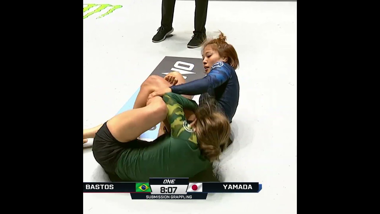 Mayssa Bastos takes the back!