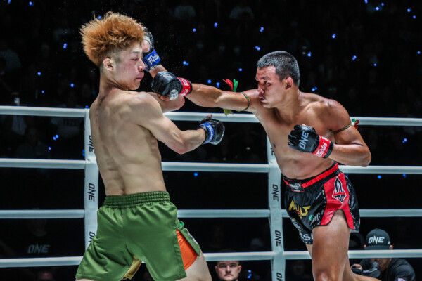 Seksan Or Kwanmuang punches Yutaro Asahi in the face at ONE Friday Fights 61