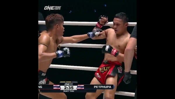CRAZY HEART ❤‍ Rambong survives a flurry from Petphupa #ONEFridayFights59
