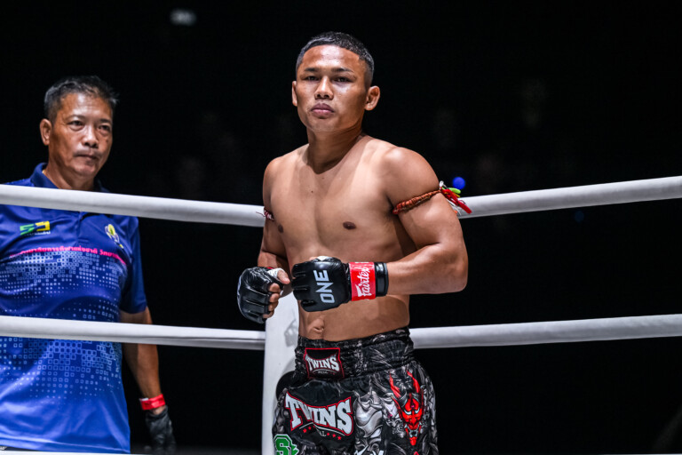 Rambong Sor Therapat prepares for his clash against Longern Sor Sommai at ONE Friday Fights 77.