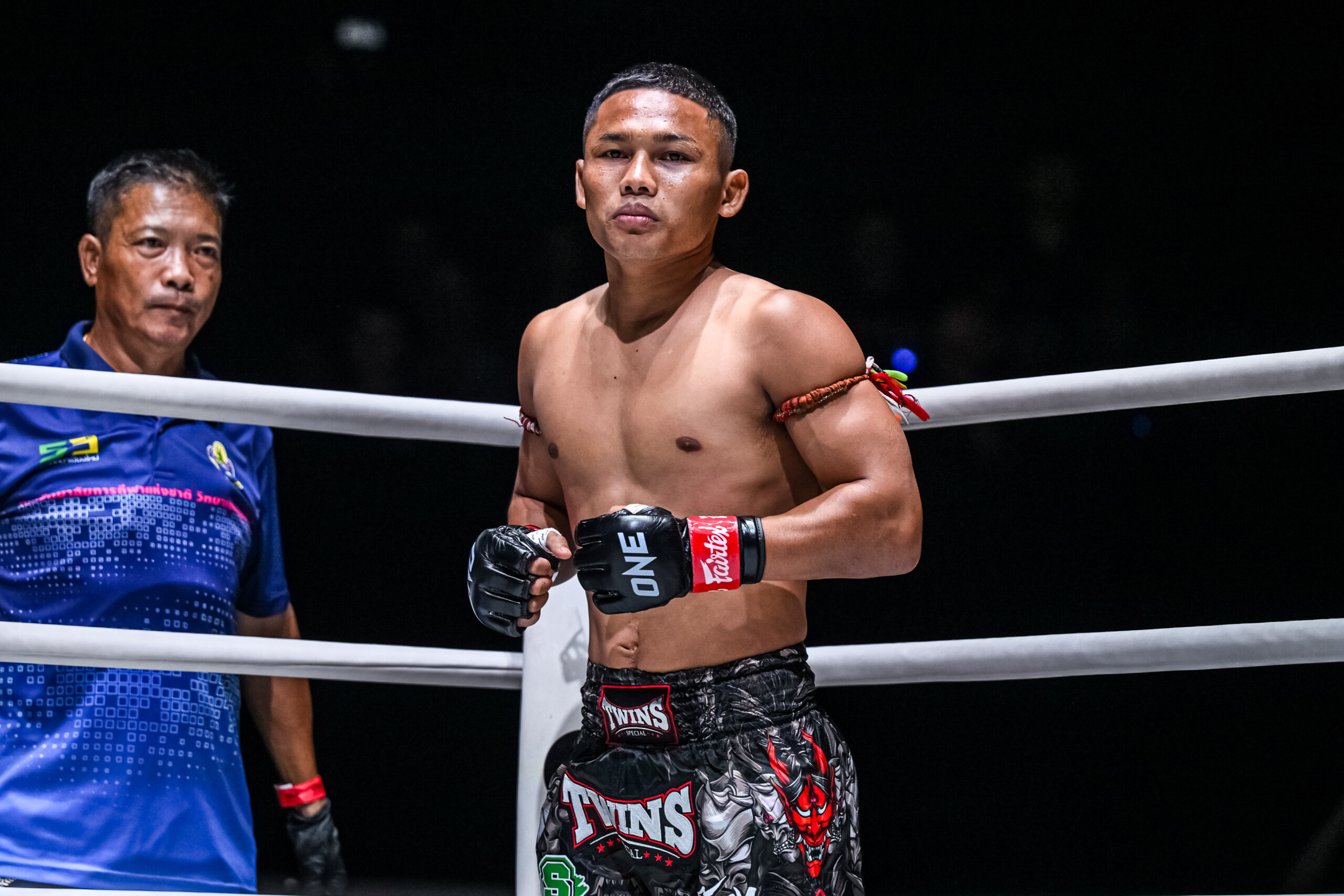 Rambong Sor Therapat prepares for his clash against Longern Sor Sommai at ONE Friday Fights 77.