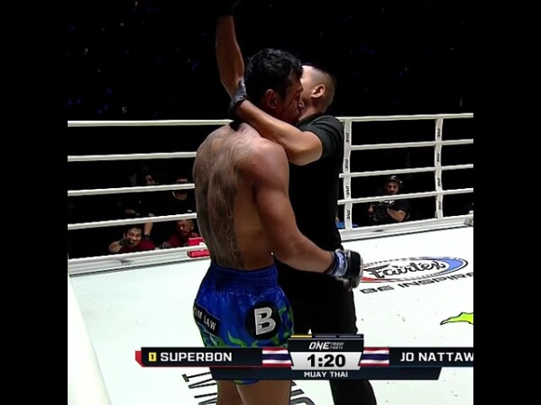 HELLBOW  Superbon stops “Smokin” Jo Nattawut in the very first round!