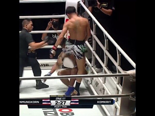 OUT OF NOWHERE  Petninmungkorn puts Komrit to SLEEP
