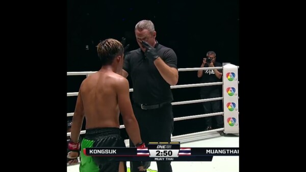 The legendary “Elbow Zombie” Muangthai KOs Kongsuk mere seconds into Round 3! #ONEFridayFights84