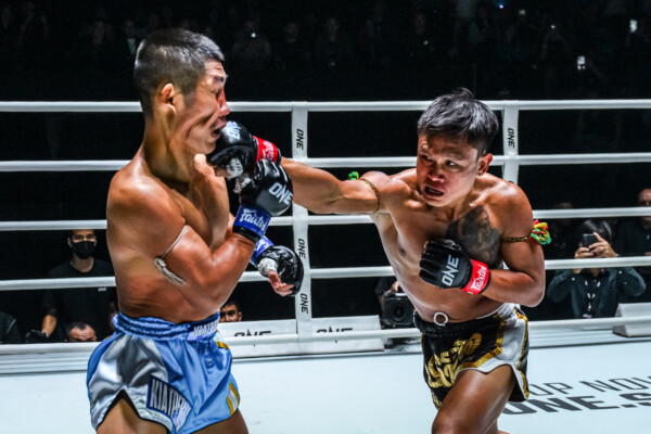 Chatpichit Sor Sor punches Toipadriew Nueaphet Kelasport in the ring