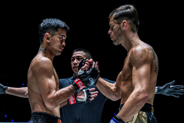 Rungrawee Sitsongpeenong and George Jarvis touch gloves before their clash