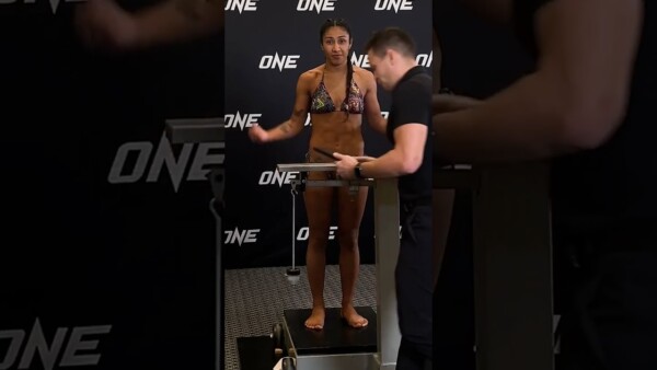 Strawweight showdown