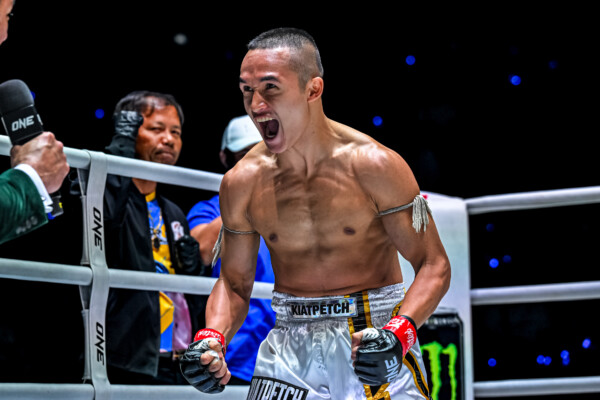 Maisangkum gets hyped before his match with Watcharaphon