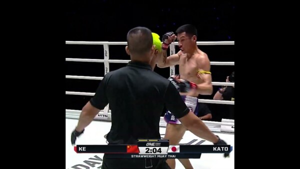 NO QUIT  Yugo Kato comes back from a spinning elbow knockdown to stop Ke Jingjun!