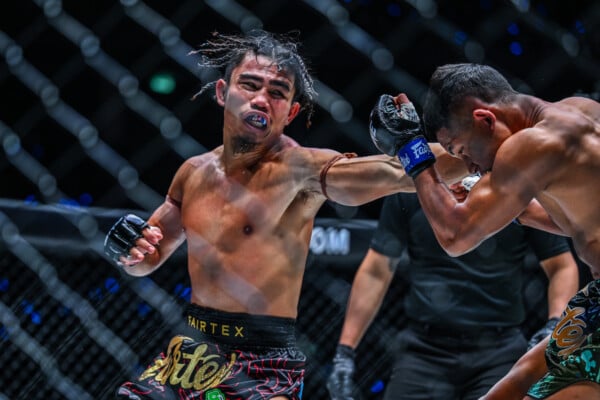 Suriyanlek Por Yenying lands a left hand on Thant Zin at ONE 170