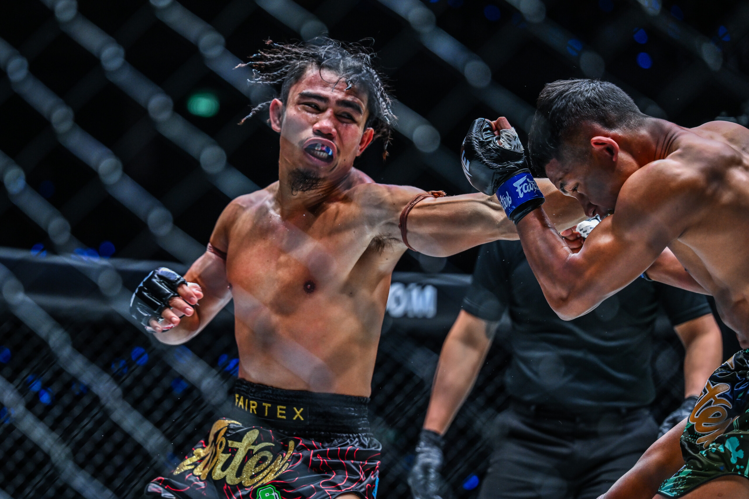 Suriyanlek Por Yenying lands a left hand on Thant Zin at ONE 170