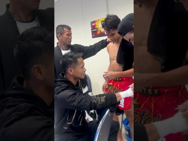 Keep your head up  Superbon and Nong O support Johan Ghazali after his scrap with Johan Estupinan