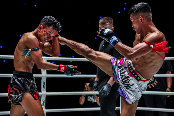 Tomyamkoong Bhumjaithai kicks Denkriangkrai Singha Mawynn in the head
