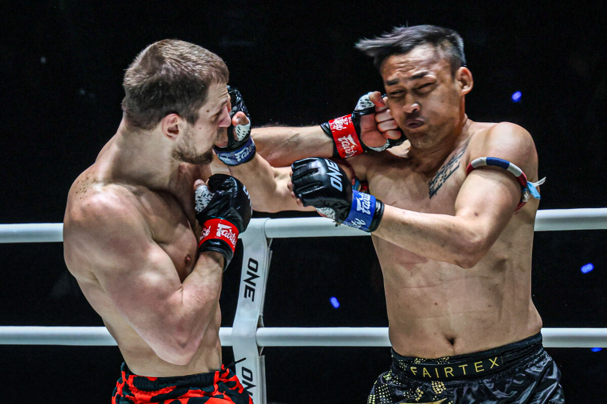 Dmitry Menshikov and Tengnueng Fairtex strike each other