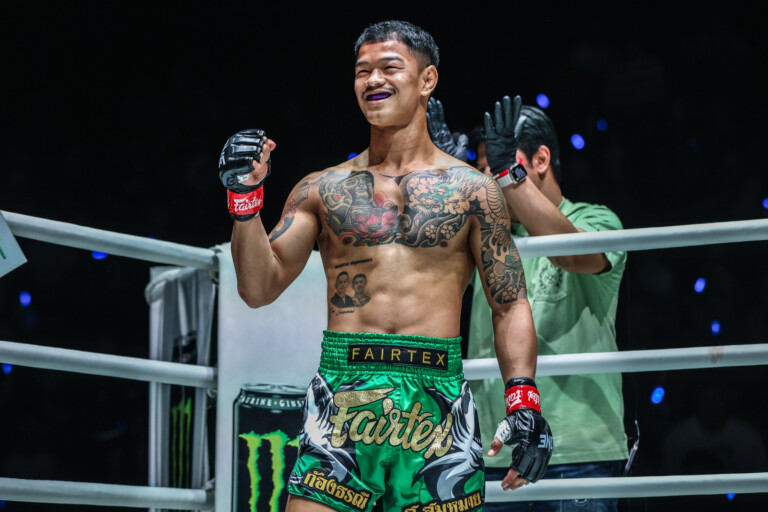 Kongthoranee Sor Sommai stands in the corner and pumps his fist