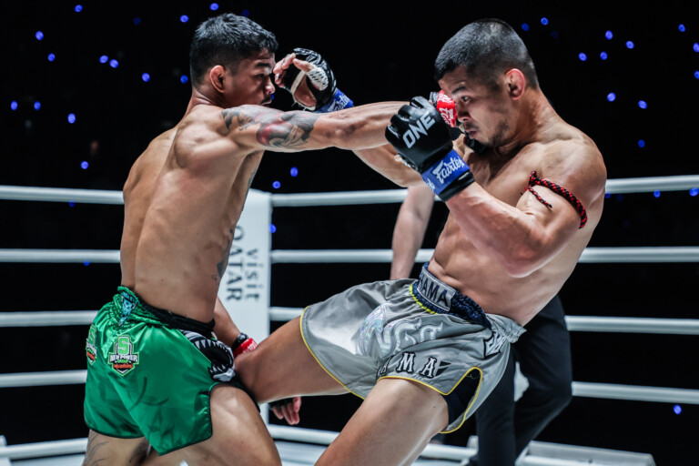 Kongthoranee Sor Sommai punches Nong O Hama