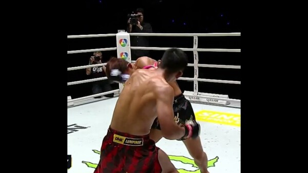 ON POINT  Kongsuk drops Lamnamoonlek en route to a razor close split decision win!