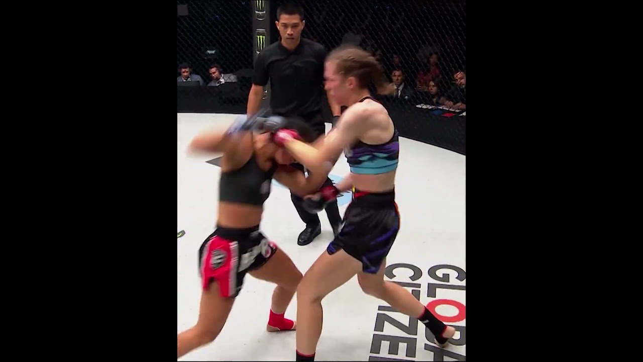 Smilla Sundell and Allycia Hellen Rodrigues collided in an INTENSE Muay Thai battle for the ages ⚔️