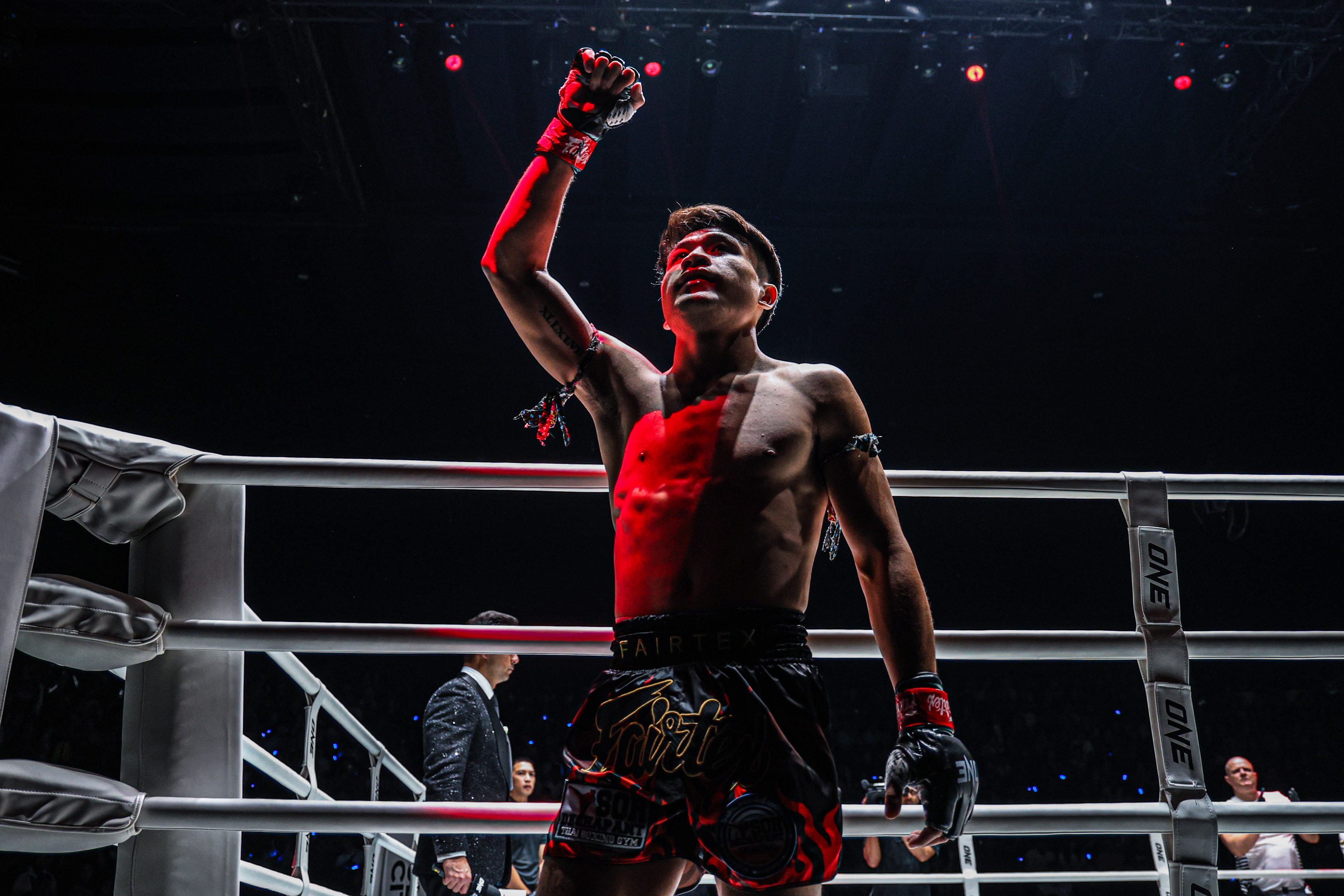 Jaosuaiai Mor Krungthepthonburi Denis Puric ONE Friday Fights 100 6.jpg