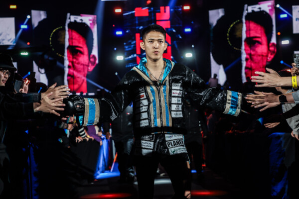 Japanese kickboxing superstar Masaaki Noiri makes his entrance