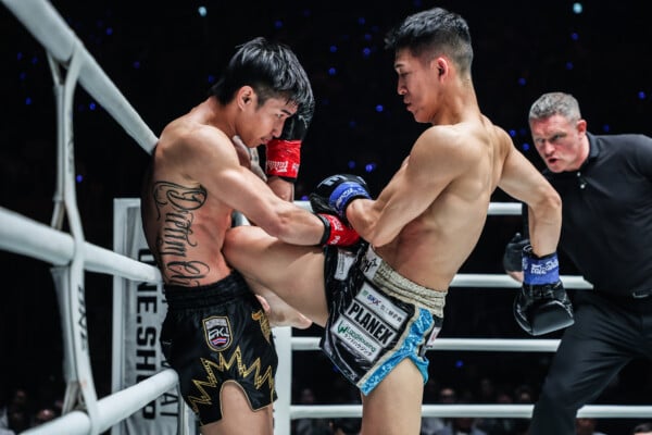 Japanese kickboxer Masaaki Noiri knees Tawanchai PK Saenchai in the ring
