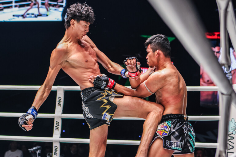 Muay Thai fighter Nabil Anane knees Superlek in the stomach