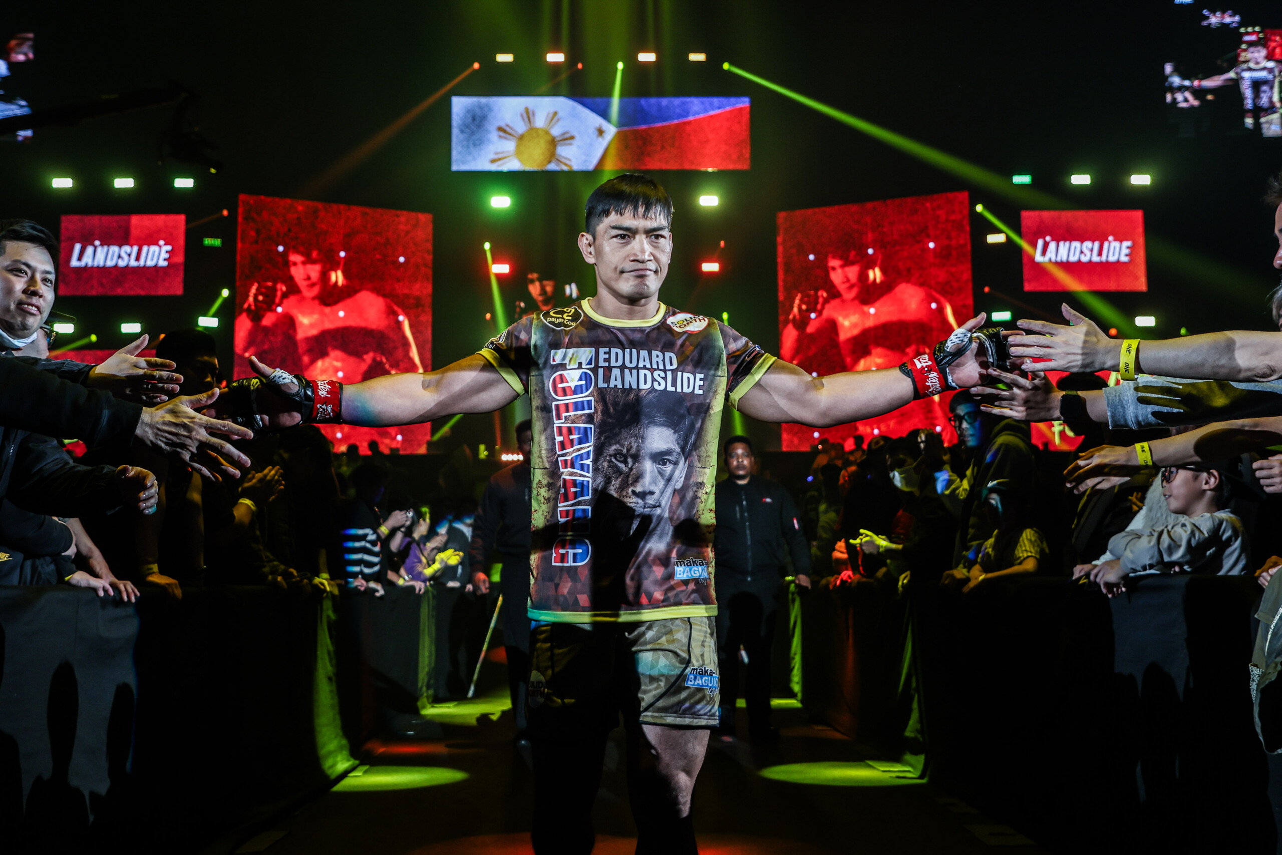 Eduard Folayang enters the Circle against Shinya Aoki at ONE 172