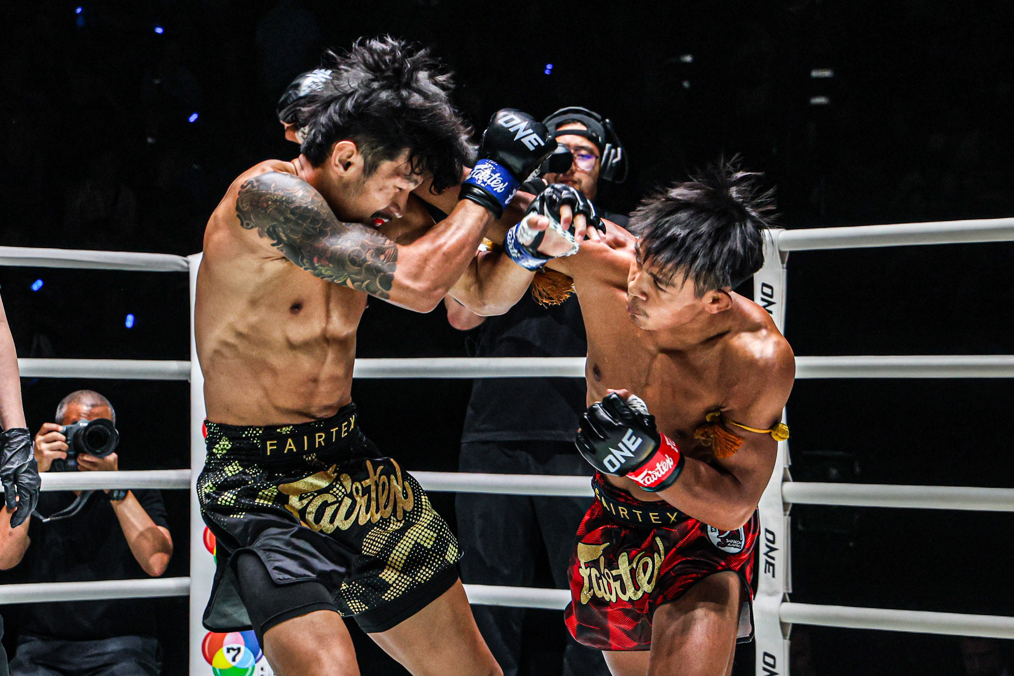 Songchainoi Kiatsongrit Teeiai Vankhongohm MBK ONE Friday Fights 100 13.jpg